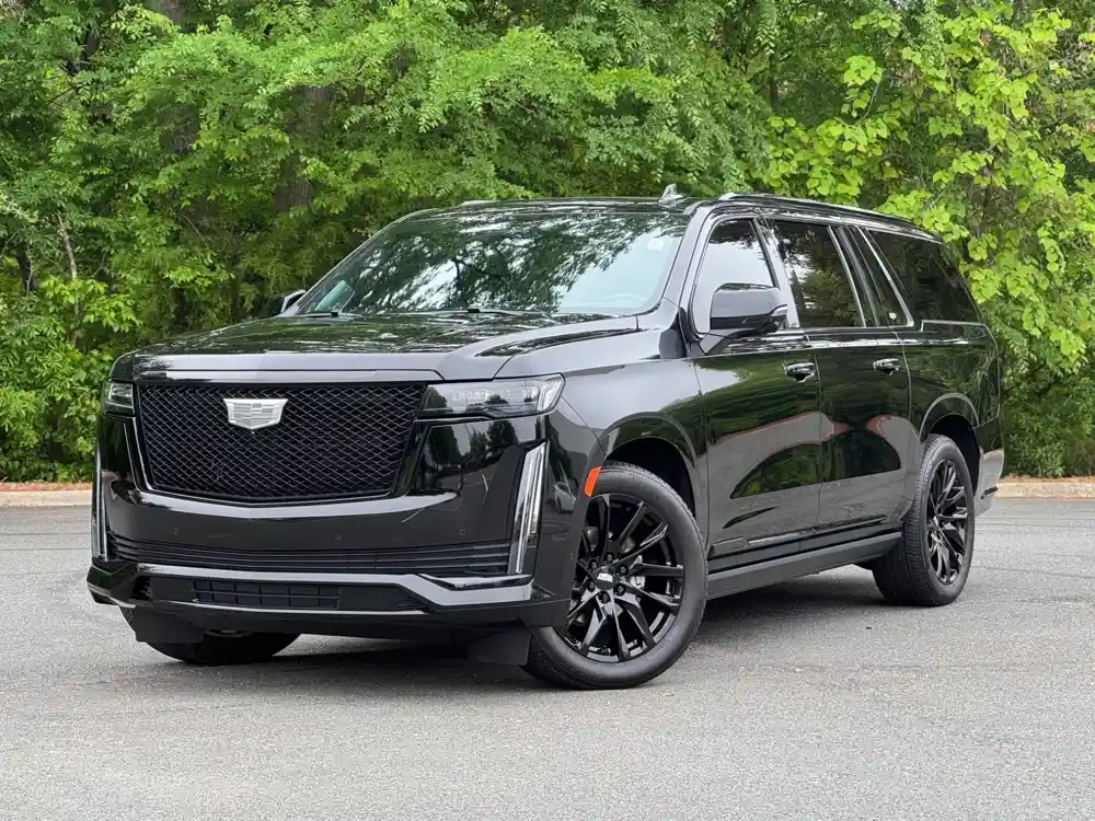 Cadillac Escalade ESV שחור עם נהג להסעות מנהלים ומשלחות בניו יורק